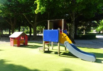 Jeux pour enfants au parc des bains