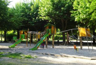 Jeux pour enfants au parc des bains