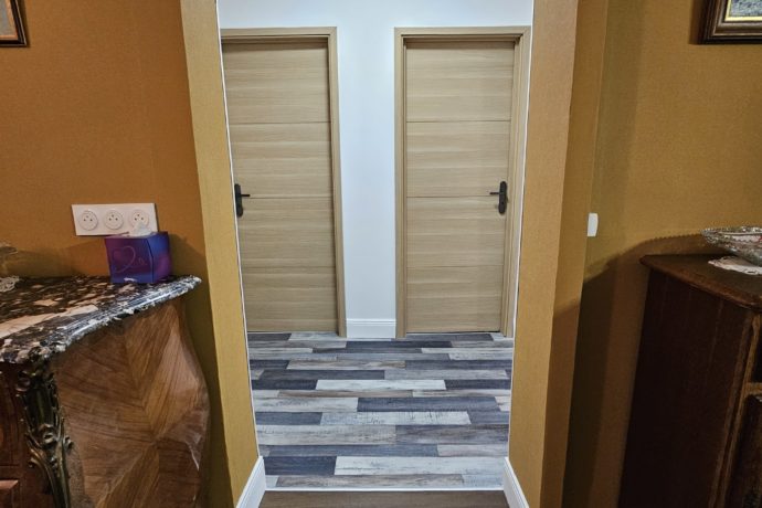 Depuis salon / séjour, vue sur portes des chambres