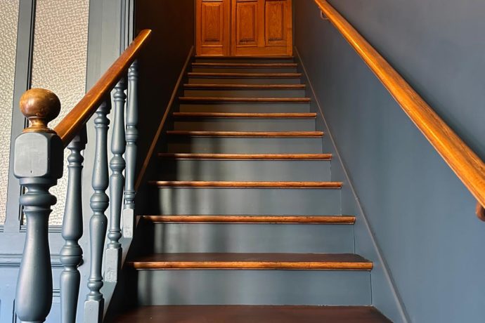 Escalier pour accéder au gîte au 1er étage