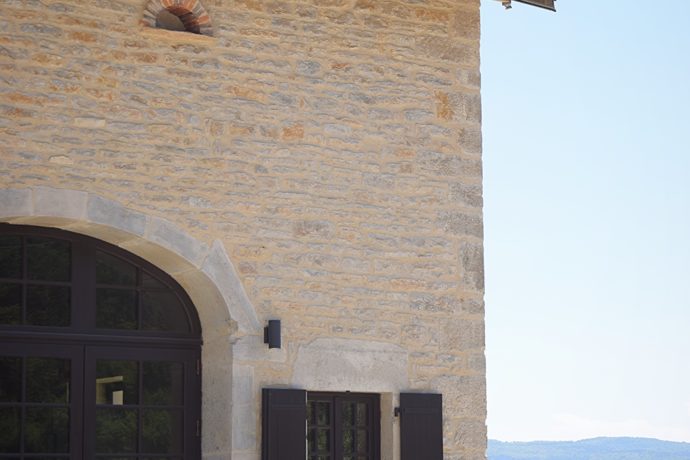 Façade de l&rsquo;Auberge de Marigna et vue sur la vallée