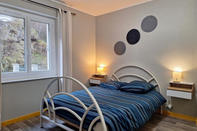 Au pied de la cascade