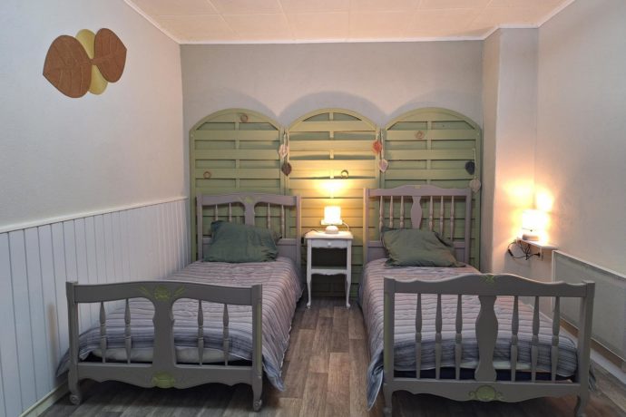 Au pied de la cascade