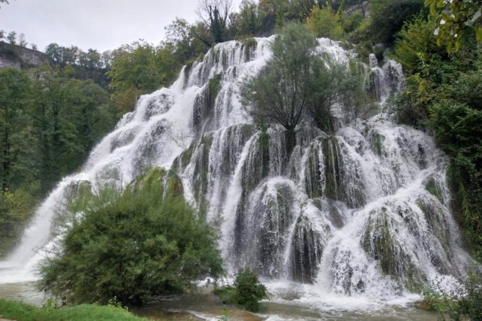 Au pied de la cascade