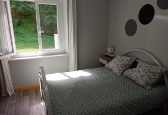 Au pied de la cascade