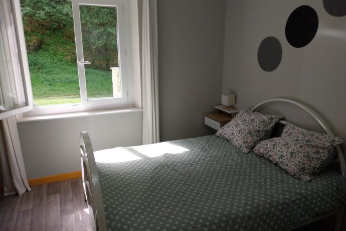 Au pied de la cascade