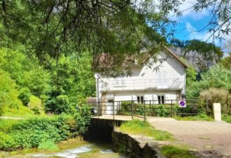 Au pied de la cascade