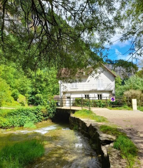 Au pied de la cascade