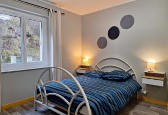 Au pied de la cascade