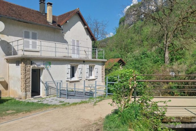 Au pied de la cascade