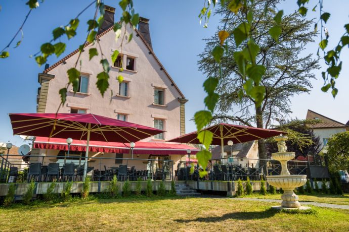 Terrasse du restaurant et pignon