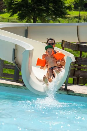 Piscine extérieure avec toboggan