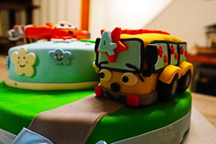 Gâteau anniversaire enfant – thème avion voiture