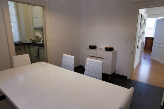 Salle à manger pour 6 personnes (+ 2 chaises + 1 chaise bébé si besoin)