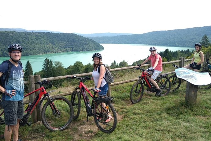 De superbes panoramas sur le lac de Vouglans jalonnent les parcours VTT