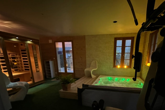 Espace Bien Etre : jacuzzi, sauna, banc de musculation, vélo elliptique