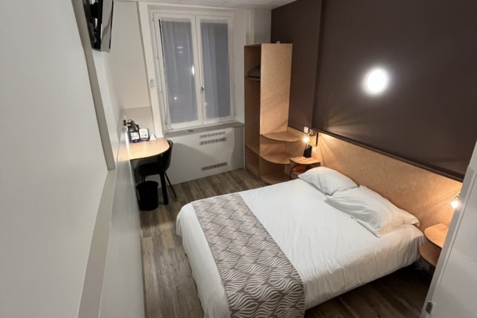 Chambre lit double 2 pers / Salle de bain cabine