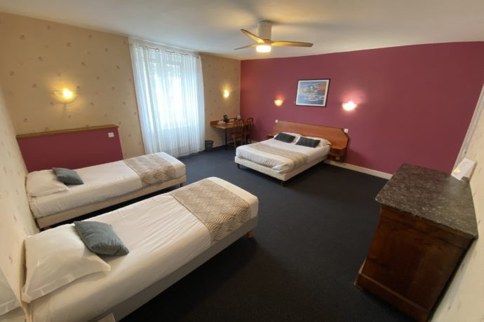 chambre 4 pers / 2 lits simple et 1 lit double