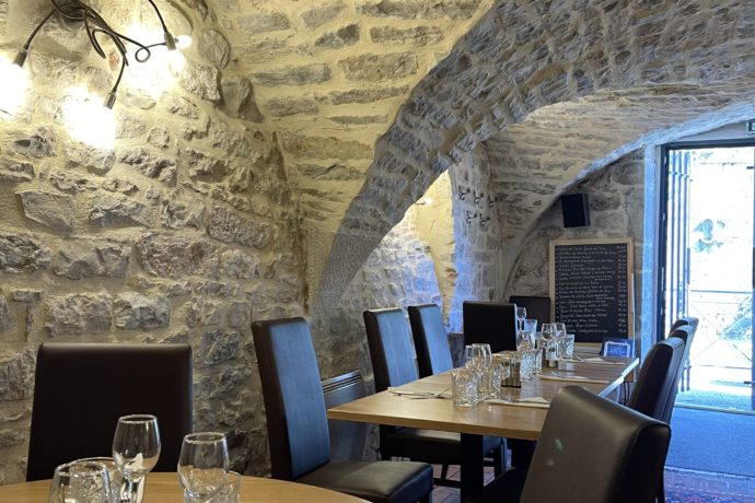 salle voutée en pierres apparentes