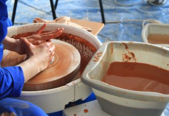 Atelier des savoir-faire – Stages créatifs terre, pierres & métal