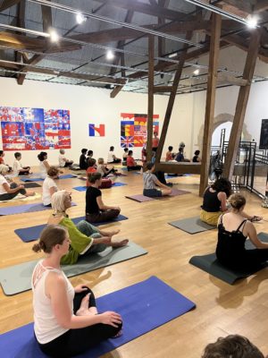 Yoga au musée