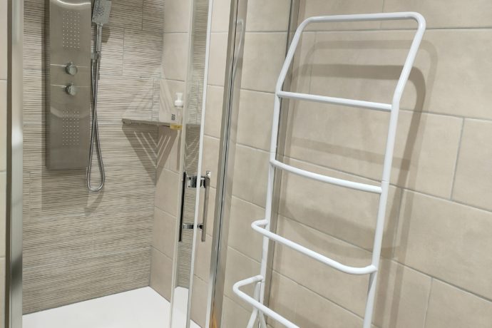 Douche hydromassante, porte-serviettes