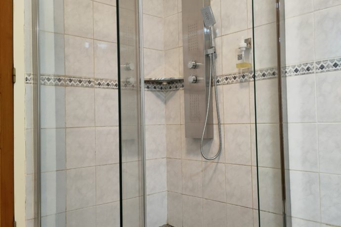 Douche hydromassante italienne.
