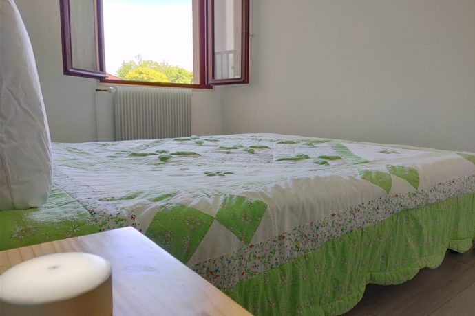 Chambre n°1 : fenêtre avec volet roulant électrique.