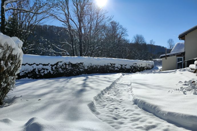 Jardin enneigé du gîte en hiver