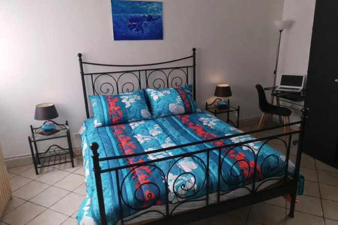 La chambre le lit de 160 cm