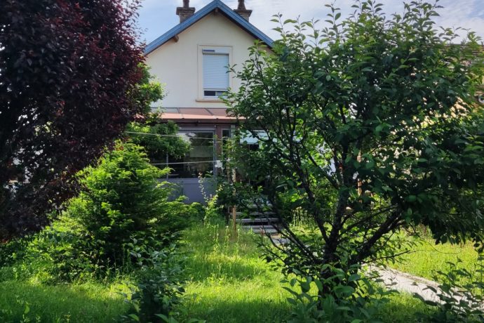 La maison vue du jardin