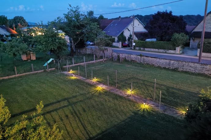 La vue depuis la terrasse du gîte la nuit tombée