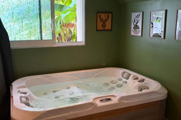 Le jacuzzi de la pièces bien être au Havre de Chaux
