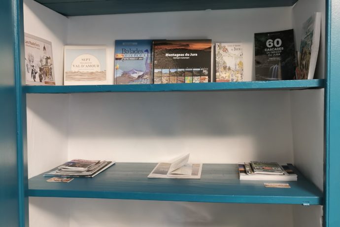 Le placard du coin salon avec lecture, jeux de société et brochures touristiques
