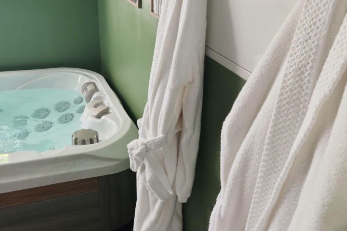 Le spa et les peignoirs du havre de chaux