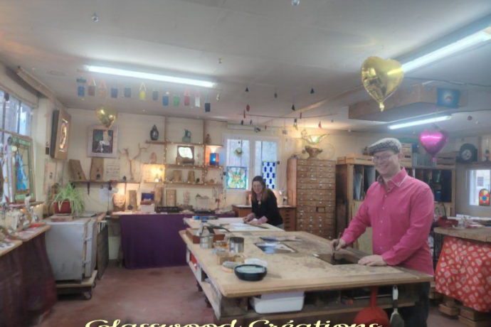 Les artistes maitre-verriers dans leur atelier