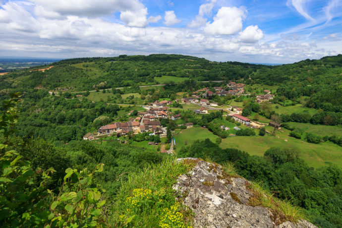 Vue sur le village de Montagna-le-Reconduit depuis le belvédère