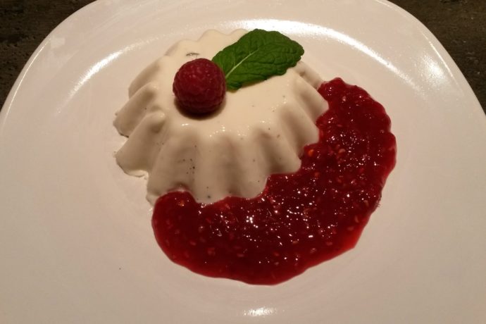 Pannacotta lait de coco et coulis framboises