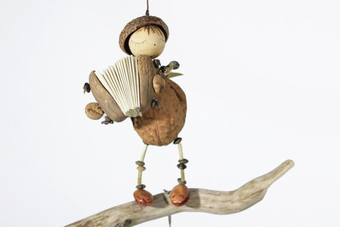 Personnage végétal accordéoniste