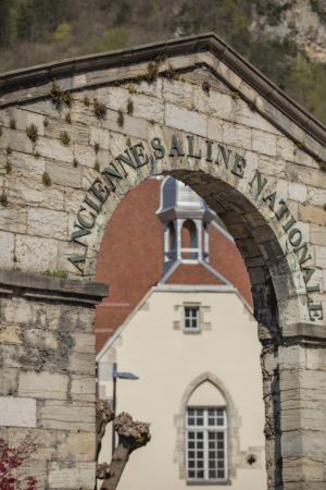 Porte d’entrée et maison du Pardessus