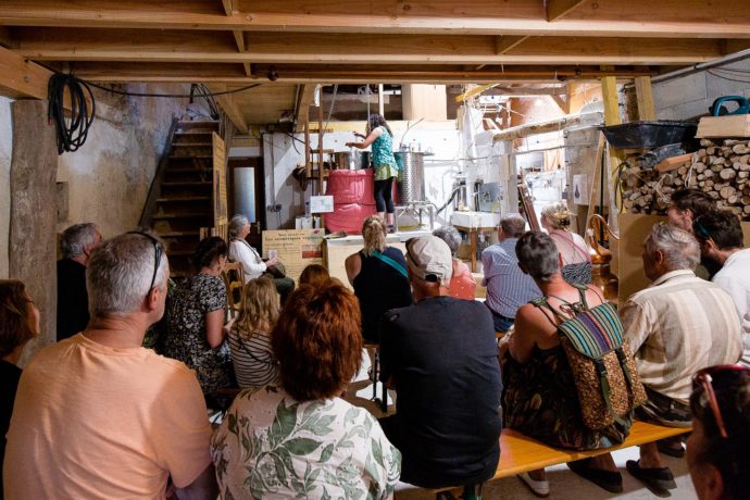 Portes ouvertes ferme Cassiopée Jura démonstration de distillation 1