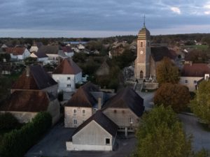 Vue aérienne place du village Rahon
