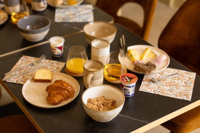 Salle Petit Déjeuner avec café et thé/ tisane en libre service toute la journée