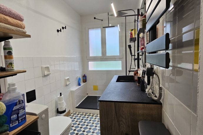 Salle d&rsquo;eau avec douche à l&rsquo;italienne