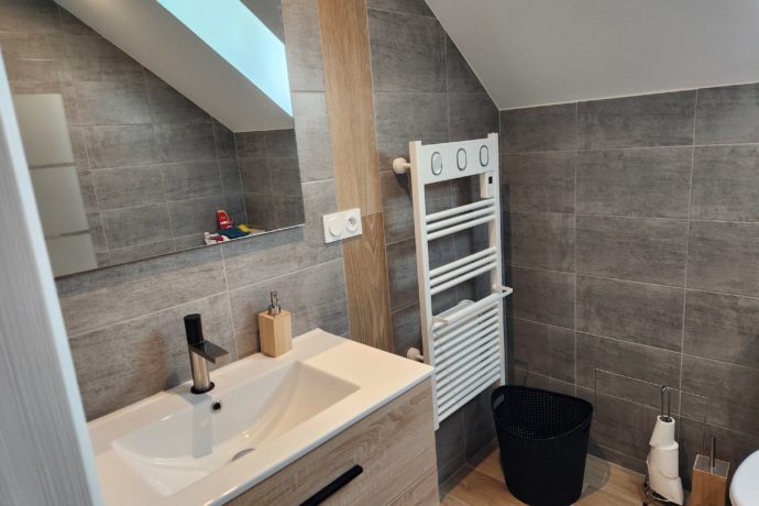 Salle de bain avec baignoire à l&rsquo;étage