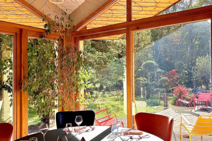 Salle du restaurant avec vue sur le jardin