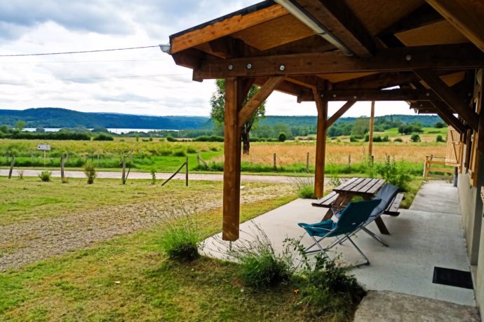 Terrasse du gite avec vue sur le lac