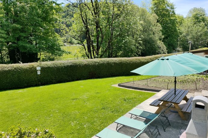 Terrasse : transats, table pique-nique, parasol, barbecue.