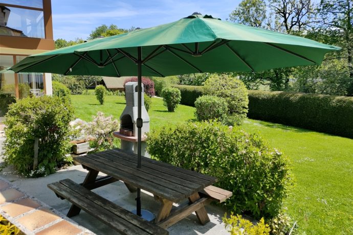 Terrasse : table pique nique, parasol, barbecue.