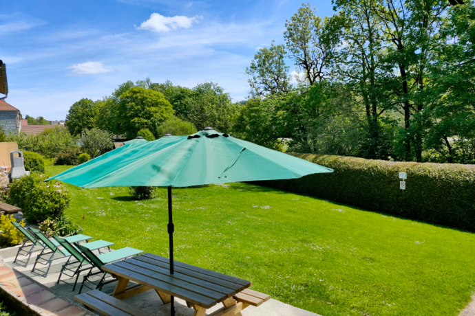 Terrasse : transats, table pique-nique, parasol, barbecue.